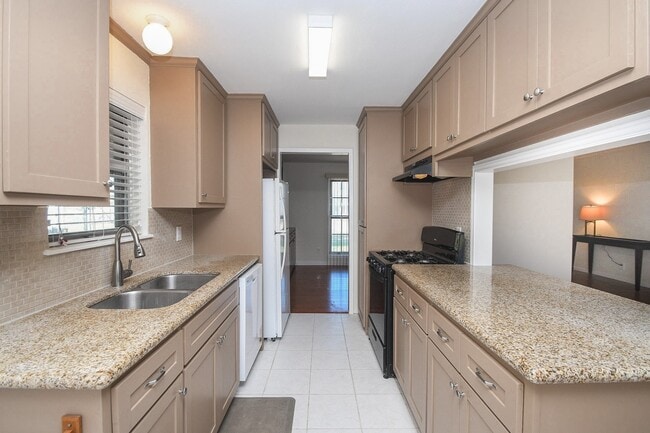 Building Photo - 2515 Valleyfield Dr