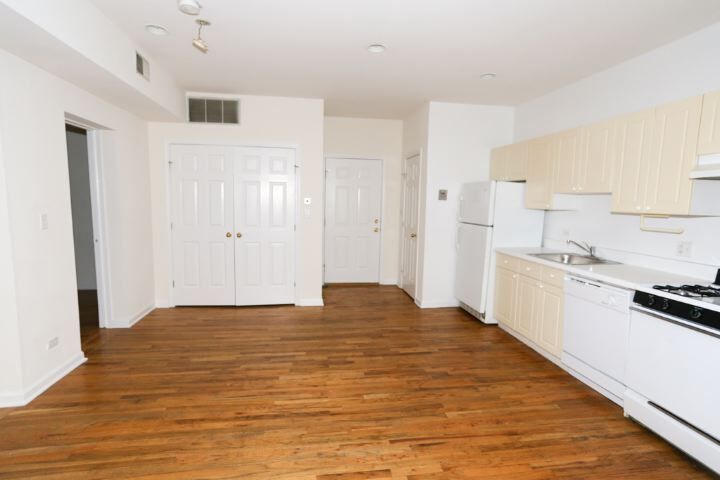 Building Photo - 909 W Dakin