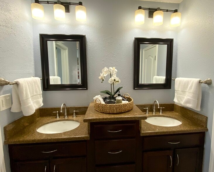Primary bath - 4601 Carmen Ave