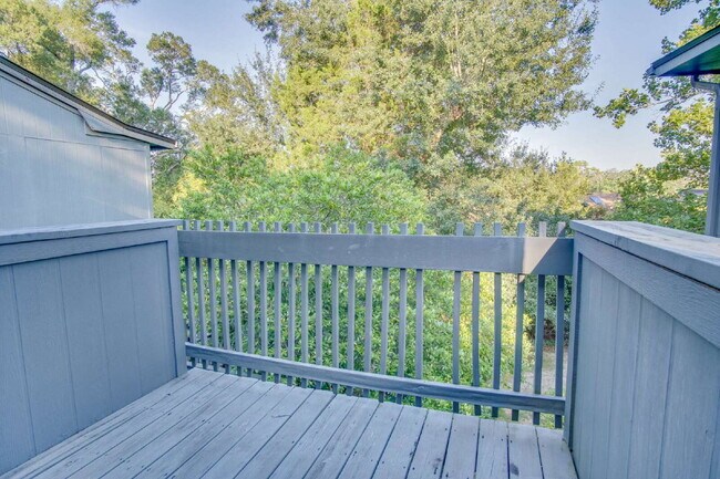 Building Photo - 2 Bedroom, 2.5 Bath Townhome with Easy Acc...