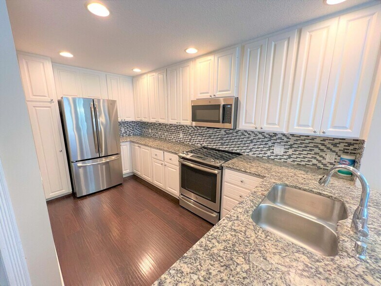 Building Photo - 3368 Greenway Dr