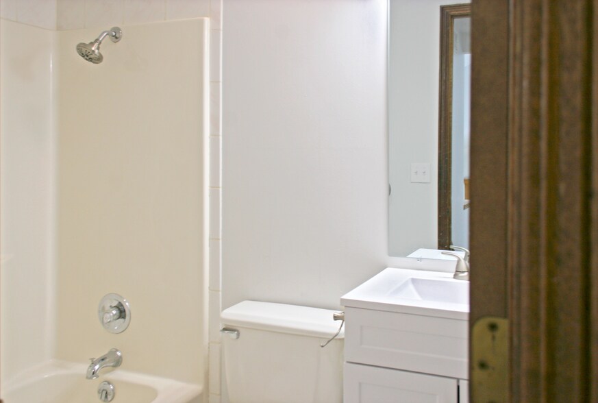 Upstairs Bathroom - 8918 E Hurst St