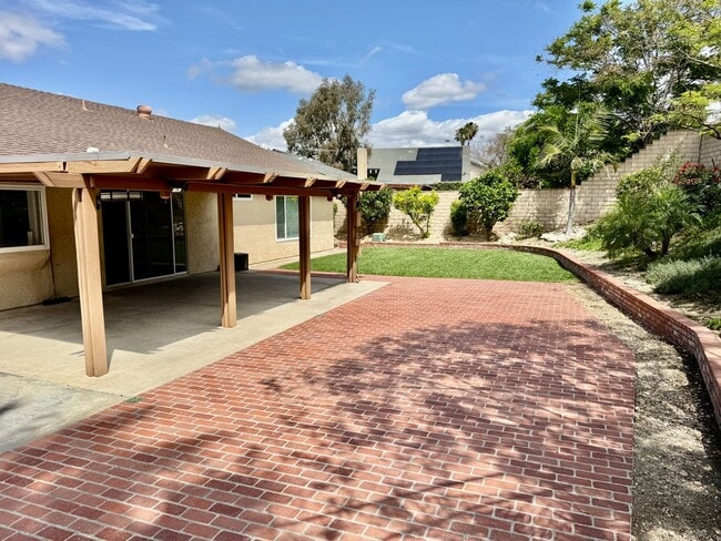 Building Photo - Nice Single Story Home