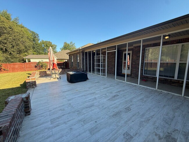 Building Photo - 4/2 Home Available Now!