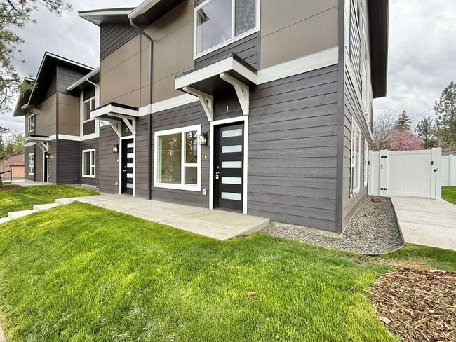 Building Photo - 3925 E 32nd Ave