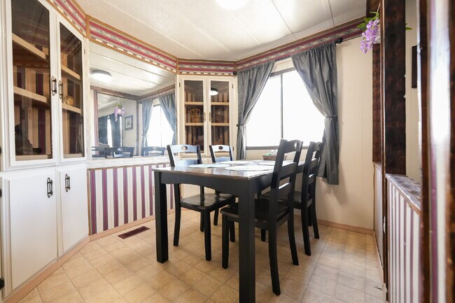 Building Photo - Stylish & Spacious 2-Bedroom Mobile Home