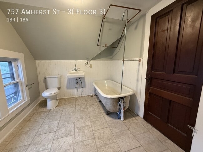 Building Photo - 757 Amherst St