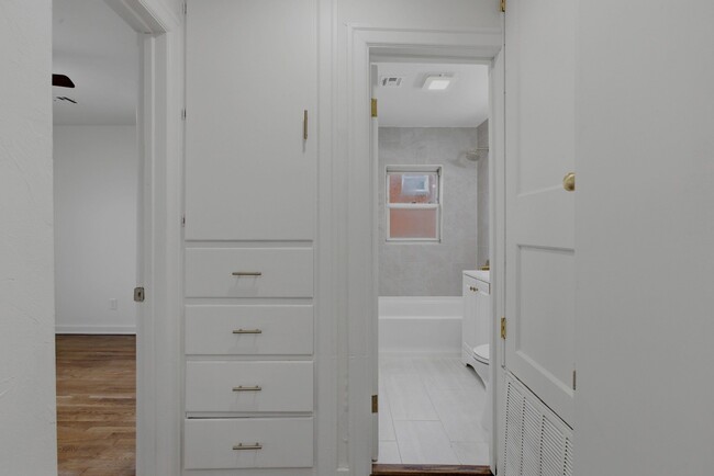 Building Photo - 2020 NE 30th St