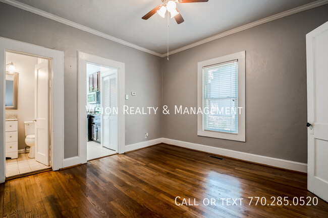 Building Photo - 1BD/1BA DUPLEX Available Now!