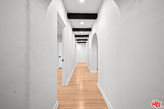 Building Photo - 260 S La Peer Dr