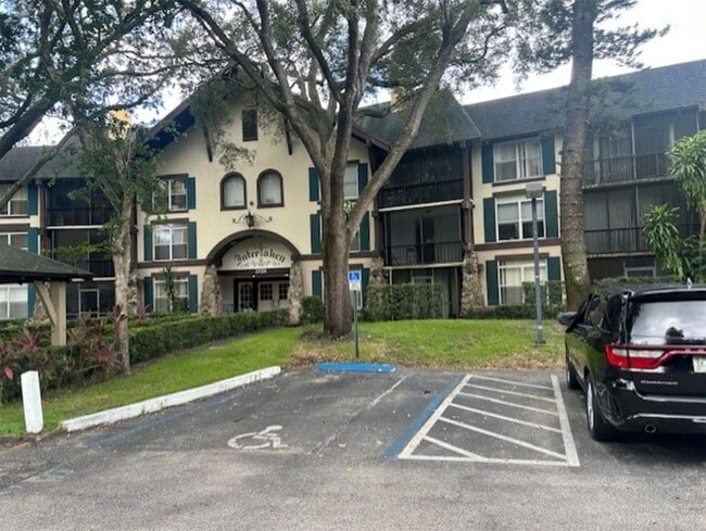 Building Photo - 3720 Inverrary Dr