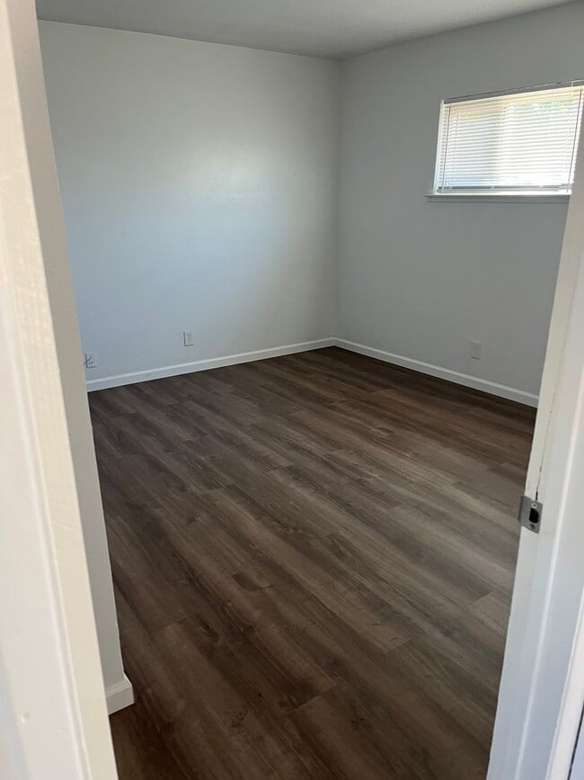 Building Photo - NEW NEW NEW! 3 BEDROOM 1 BATH IN KINGSBURG