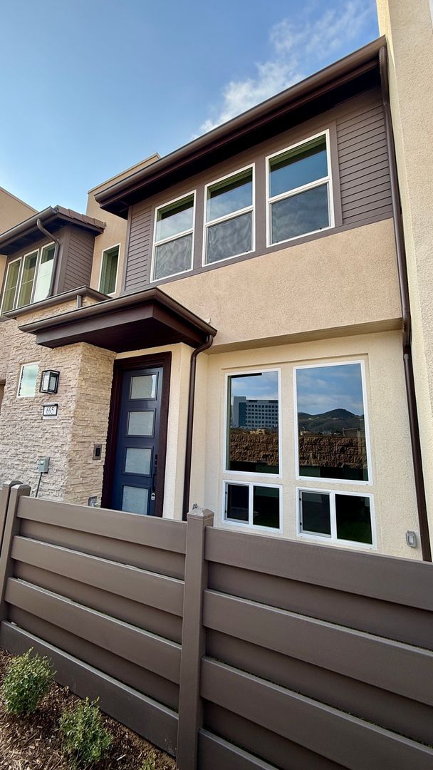 Building Photo - Stunning 3 bedroom, 2.5 bathrooms, 2 story...