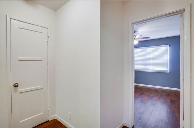 Building Photo - 4462 1/2 W 59th St-