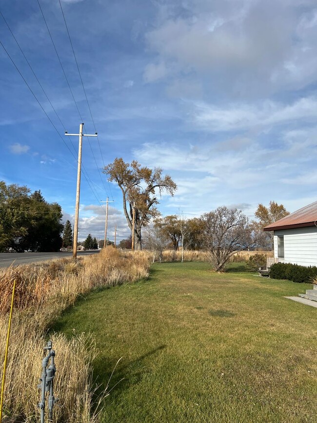 Building Photo - DARLING 3 bed, 1 bath country home with bo...