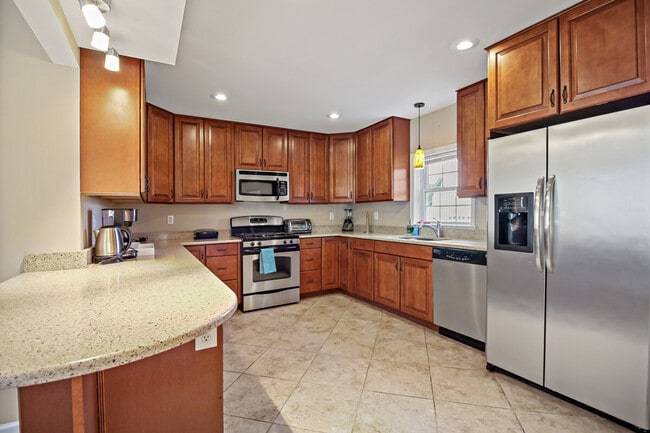 Building Photo - 300 Lawton St