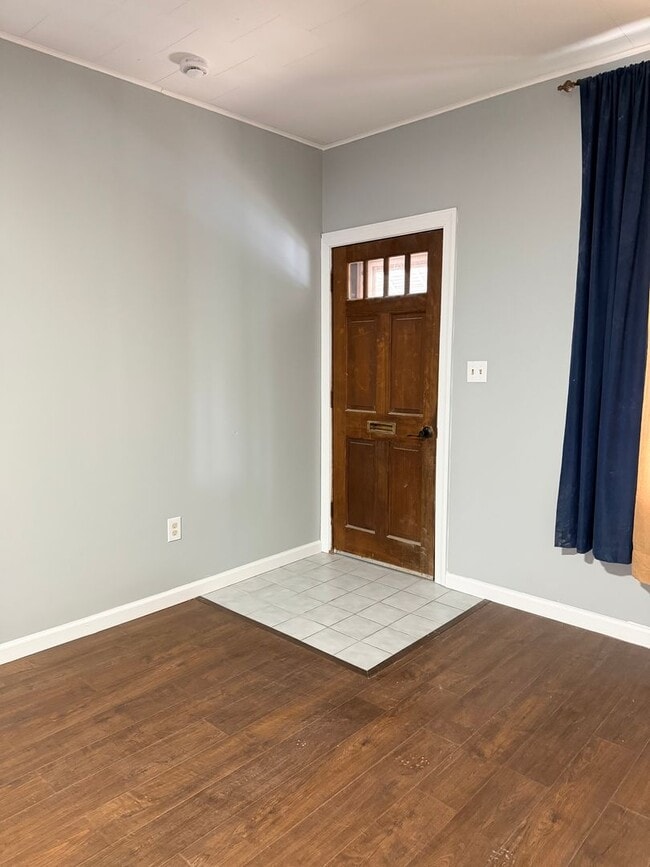 Building Photo - Beautifully remodeled 5/6 bedroom townhouse