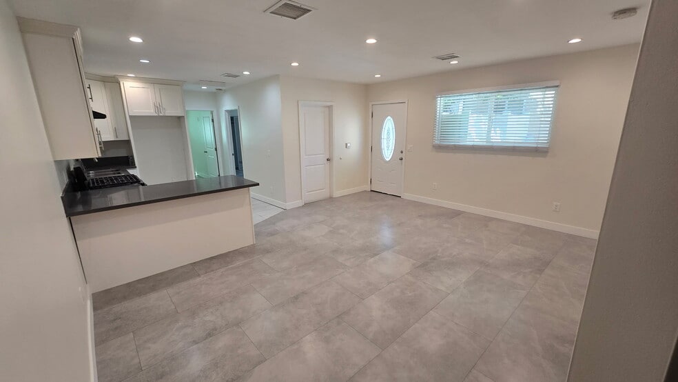 Building Photo - 6724 Simpson Ave