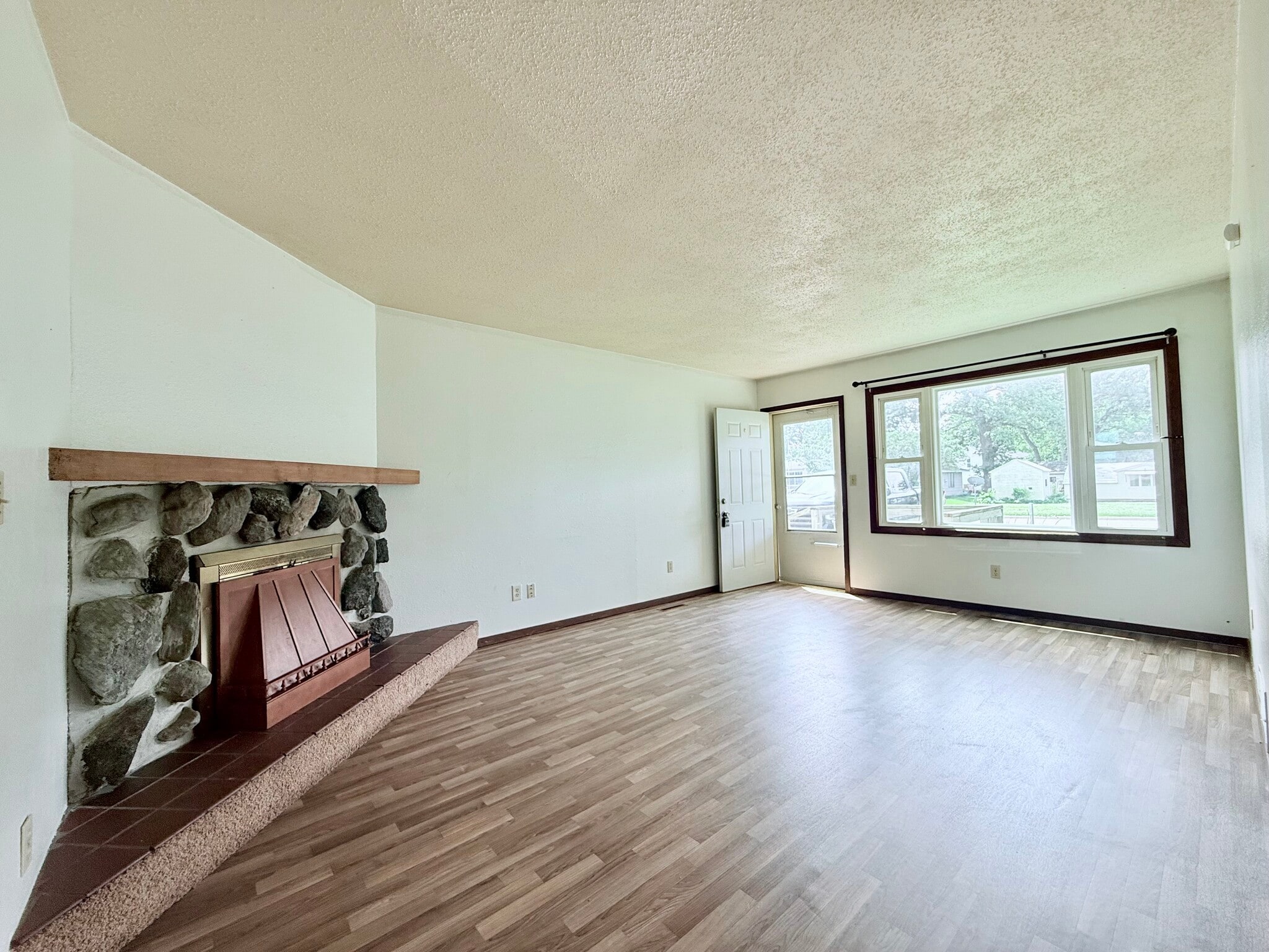 Building Photo - 206 E Elm St