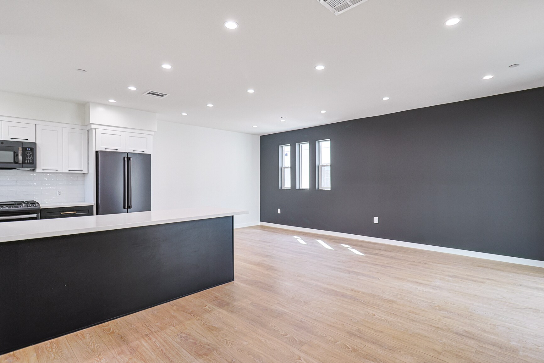 Building Photo - 1227 N June St