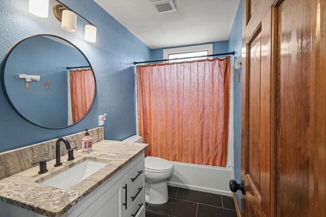 Building Photo - 305 Mesa Dr