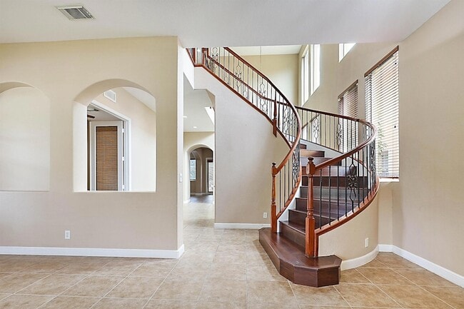 Building Photo - 748 Cresta Cir