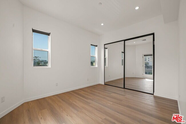 Building Photo - 257 S Park View St