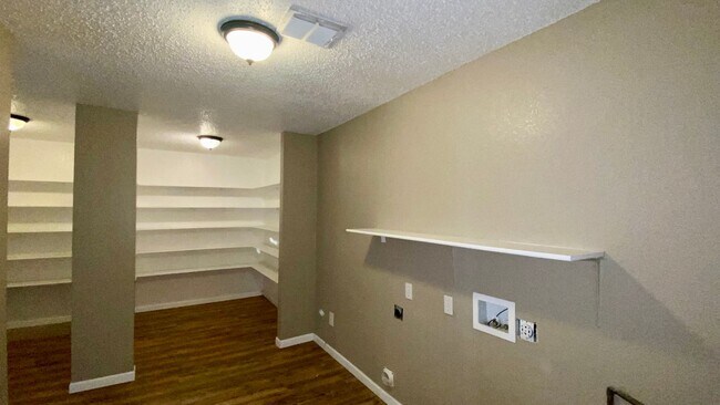 Building Photo - Beautiful Home in Established Neighborhood