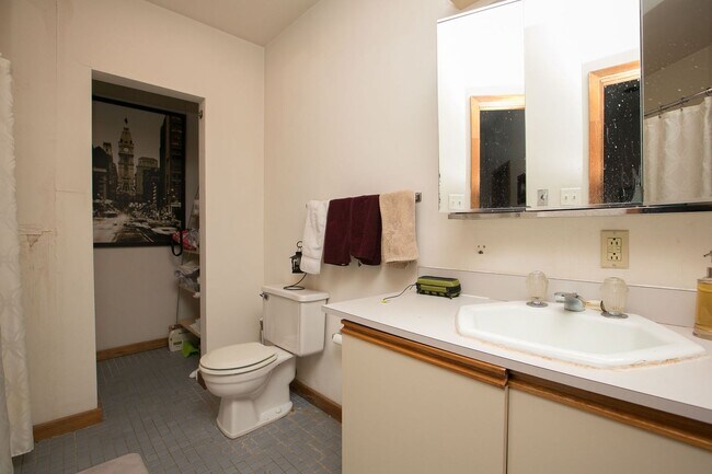 Building Photo - Charming Old City Apartments