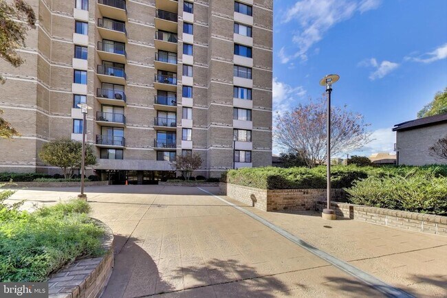 Building Photo - 4 Monroe St