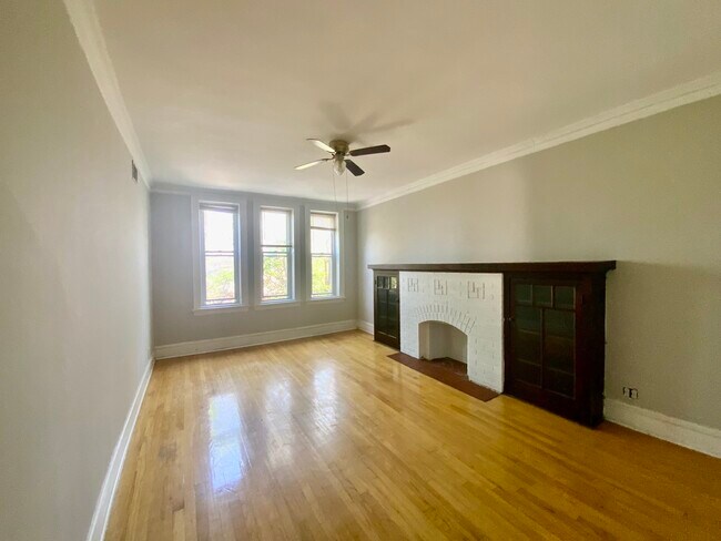 Building Photo - 5511 W Diversey Ave