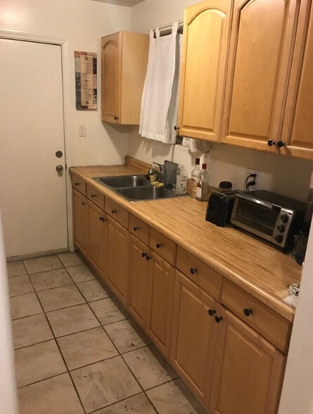 Building Photo - 5842 Lexington Ave