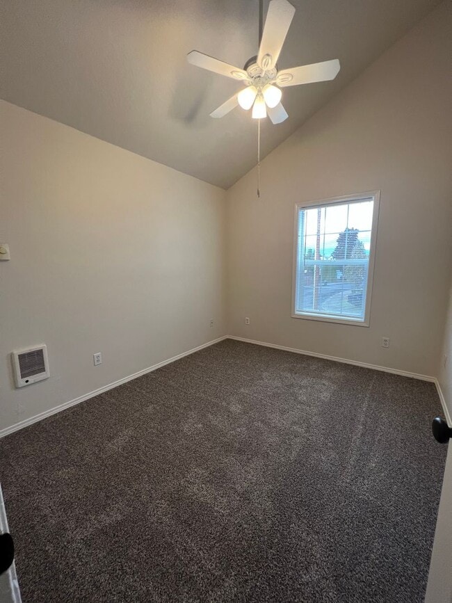 Building Photo - 3-bedroom 2 1/2-bathroom duplex