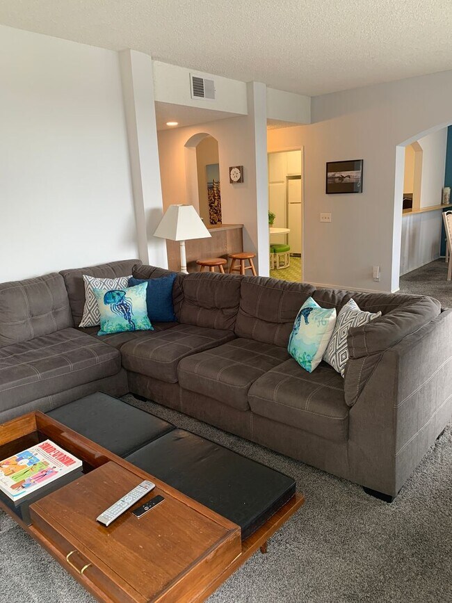Building Photo - *FURNISHED* 3 Bedroom + 2 Bathroom Condo, ...