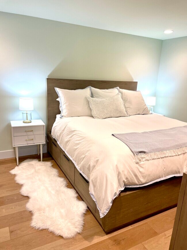 Master - 49 Kingston Ct S