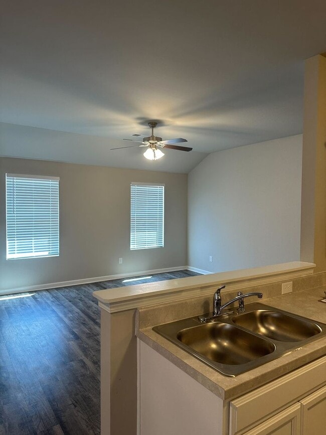 Building Photo - Modern 3-Bedroom Home with Spacious Backya...