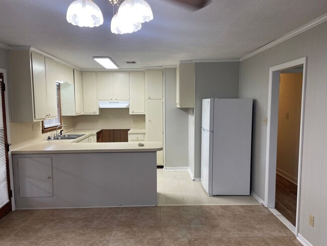 Building Photo - Great Refreshed Home