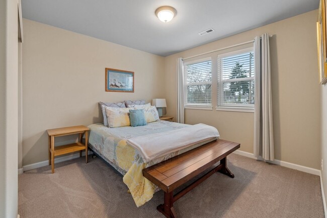 Building Photo - Central Tacoma home - 3 bedroom 2.5 bathroom with 2 Car garage and nice yard - Available May 2026.