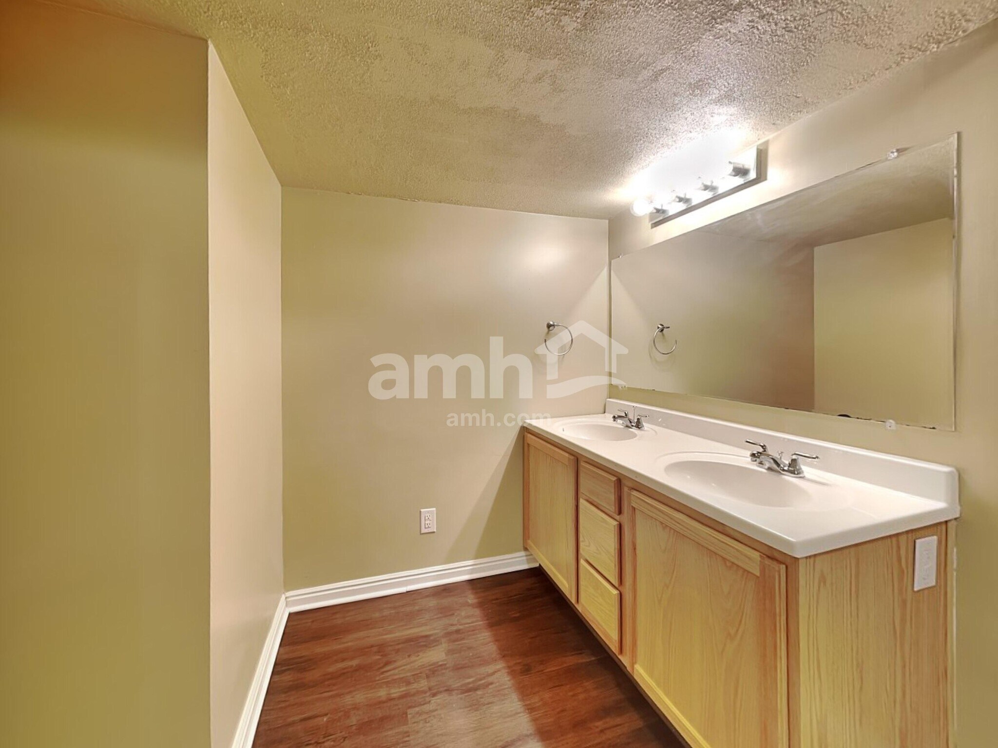 Building Photo - 8706 S Pebble Crest Way