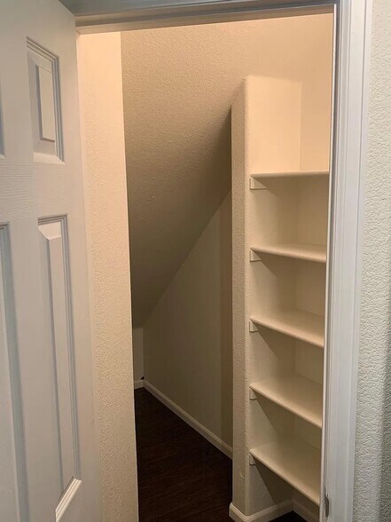 Building Photo - 1520 S Florence Way