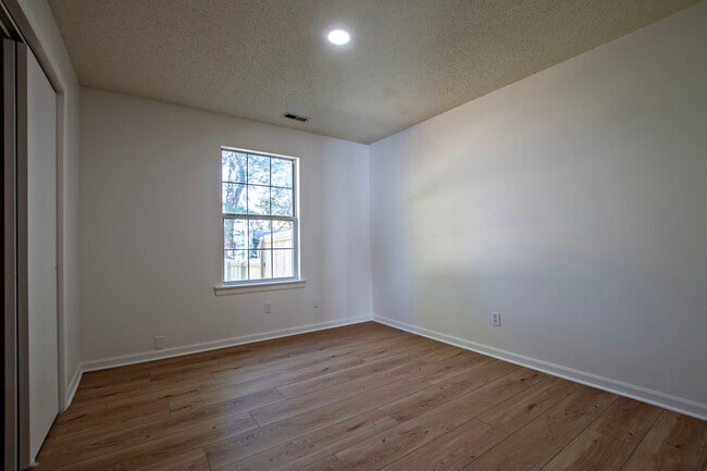 Building Photo - 1412 E 21st Terrace