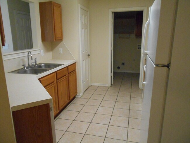 Building Photo - Pre-Leasing for Summer/Fall 2026