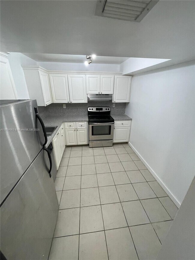Primary Photo - 711 N Pine Island Rd