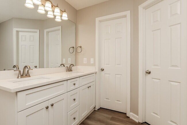 Building Photo - 721 Shandale Dr