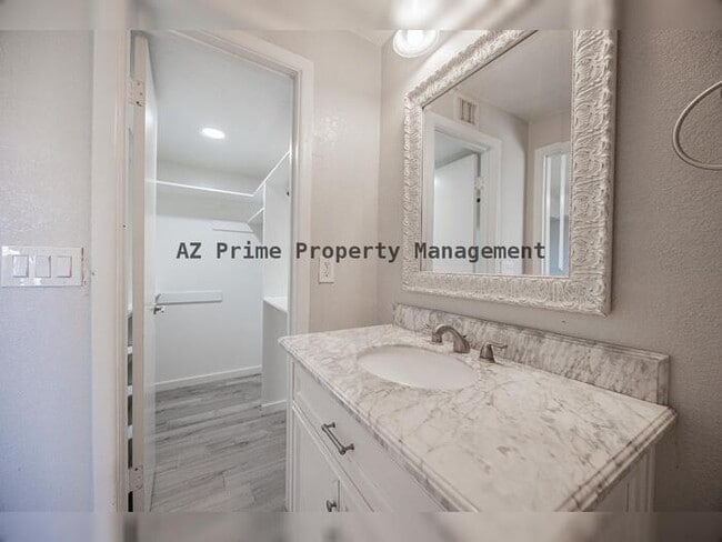 Building Photo - 452 S Mulberry