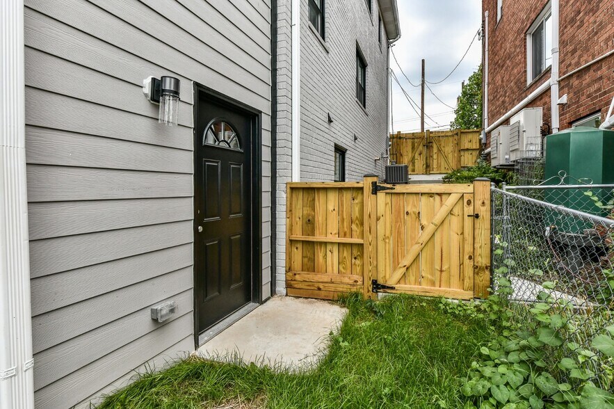 Building Photo - 5352 Chillum Pl NE