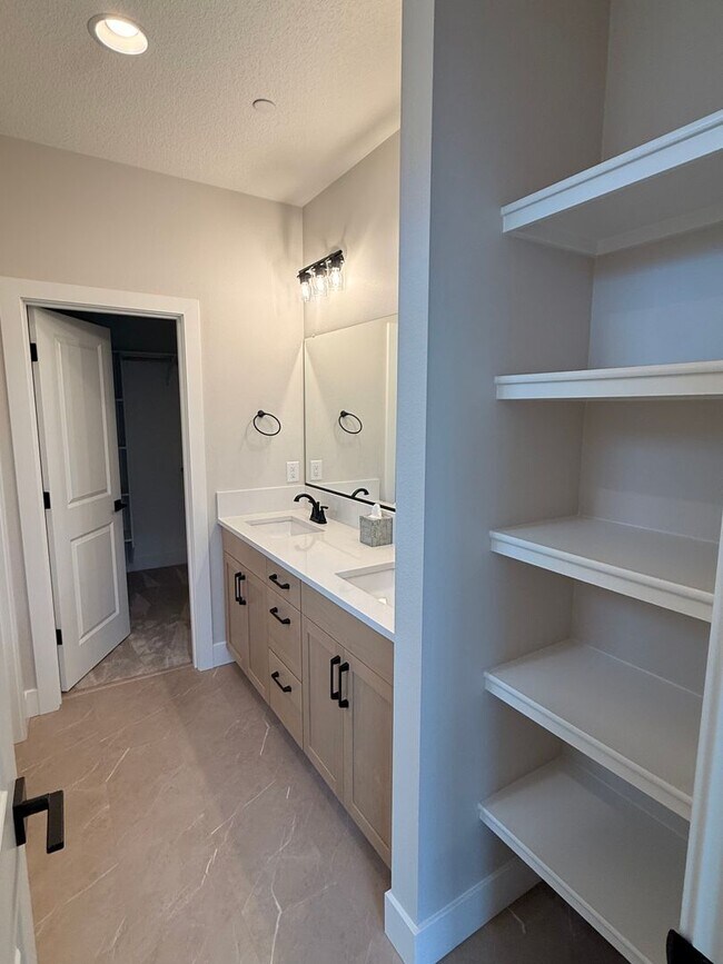 Building Photo - Gorgeous 3 Bedroom with Loft and Bonus Room! High Ceilings! Pantry! Keyless Entry! Double Oven & ...