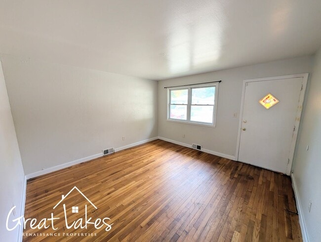 Building Photo - Beautiful 3 Bedroom 1 Bathroom now availab...