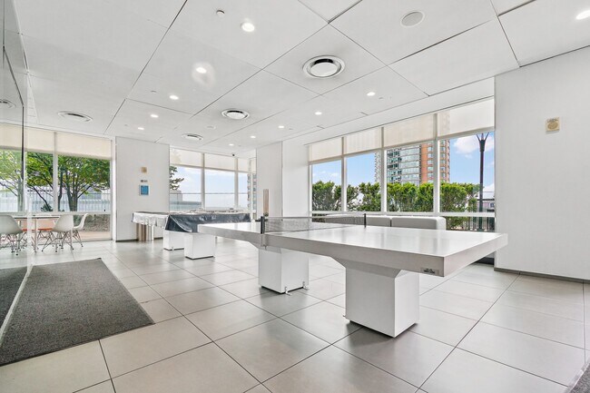 Building Photo - 77 HUDSON St