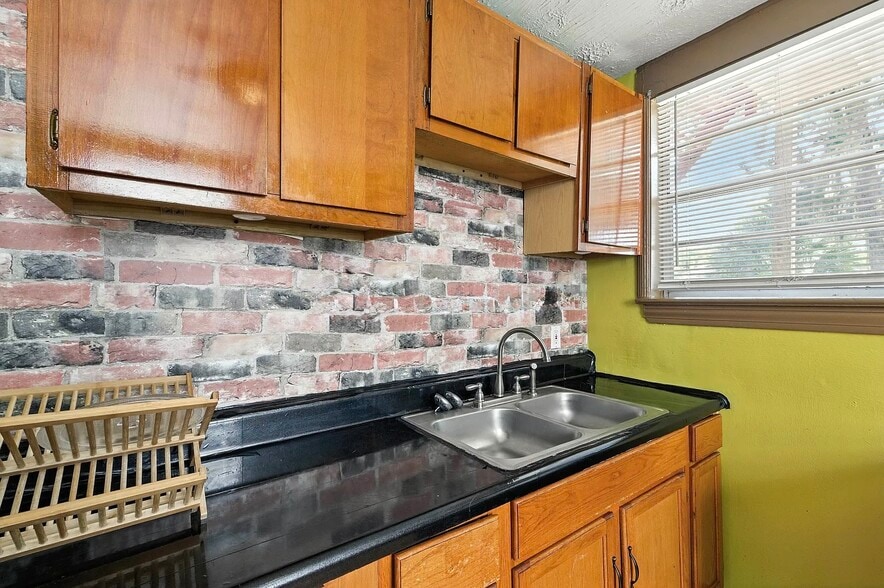 Building Photo - 237 E 21st St
